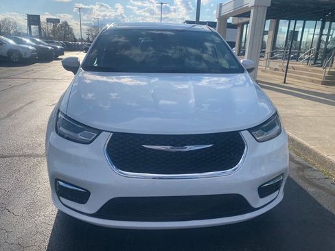 Used 2023 Chrysler Pacifica Touring-L FWD image 3