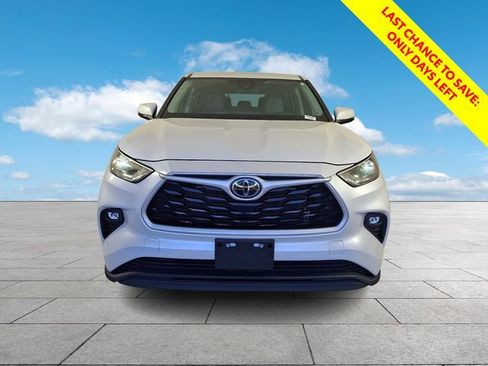 Used 2023 Toyota Highlander LE FWD image 3