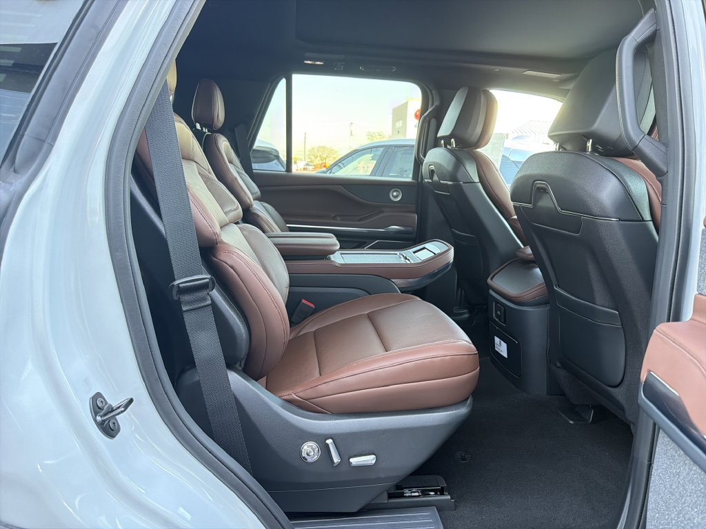 New 2026 Lincoln Navigator Reserve AWD/4WD image 8