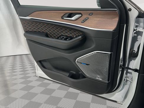 Used 2023 Jeep Grand Cherokee Summit w/ Luxury Tech Group V image 17