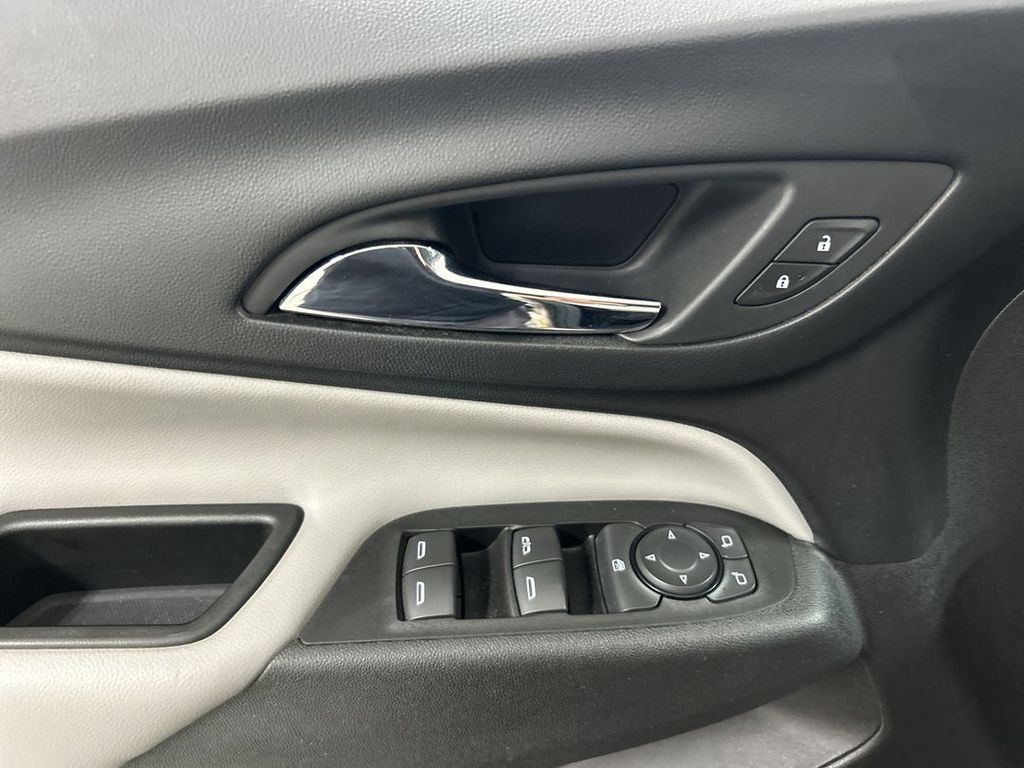 Used 2018 Chevrolet Equinox LT AWD/4WD image 11