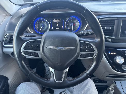 Used 2018 Chrysler Pacifica Touring-L image 21