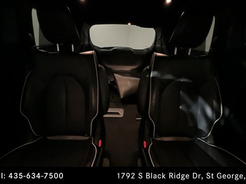 Used 2023 Chrysler Pacifica Limited w/ Uconnect Theater Family Group FWD image 24