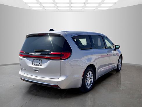 Used 2024 Chrysler Pacifica Touring-L image 5