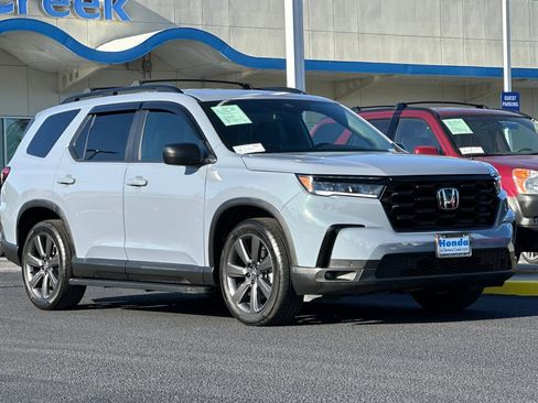 Used 2023 Honda Pilot Sport image 7
