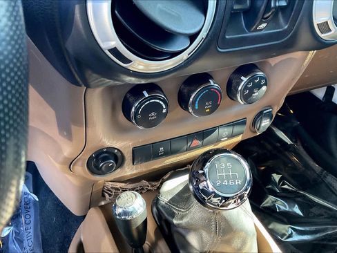 Used 2018 Jeep Wrangler Unlimited Sahara w/ Connectivity Group image 31