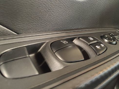Used 2025 Nissan Versa SV FWD image 27
