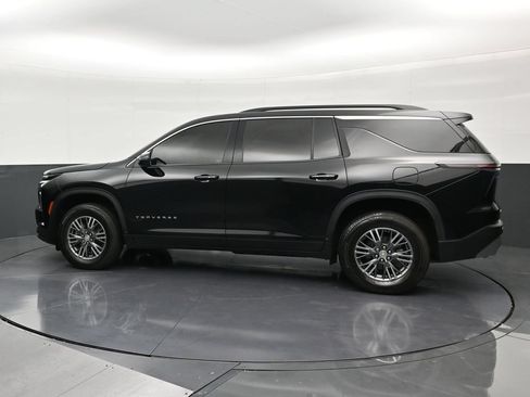 Used 2025 Chevrolet Traverse LT FWD image 2