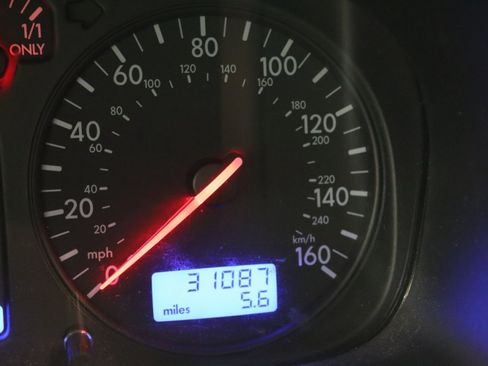 Used 2002 Volkswagen Eurovan FWD image 2