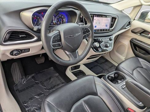 Used 2023 Chrysler Pacifica Touring-L FWD image 10