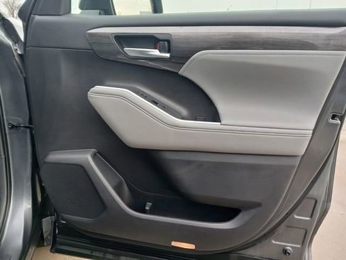 Used 2020 Toyota Highlander Platinum image 27