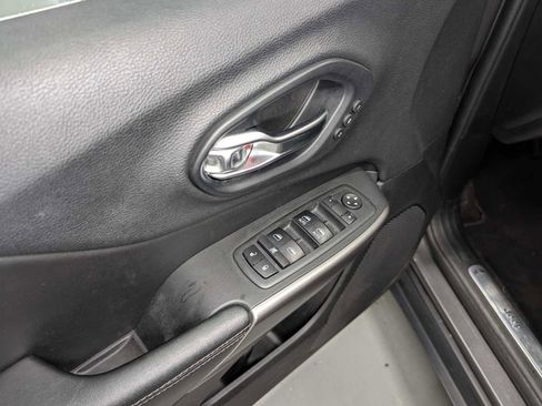 Used 2019 Jeep Cherokee Limited image 40