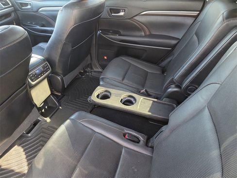 Used 2017 Toyota Highlander Limited Platinum image 21