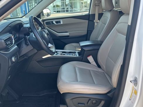 Used 2021 Ford Explorer XLT w/ Equipment Group 202A AWD/4WD image 29