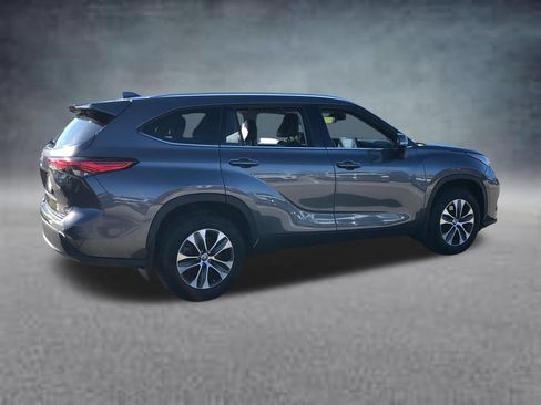 Used 2021 Toyota Highlander XLE AWD/4WD image 15