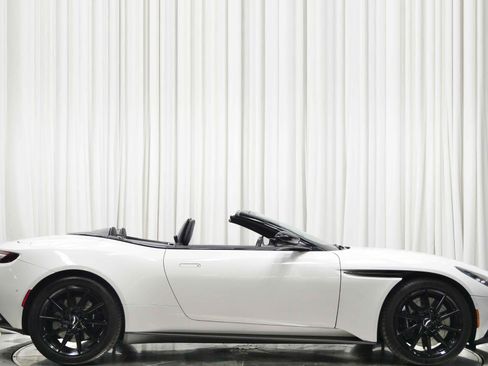 Used 2019 Aston Martin DB11 Volante image 2