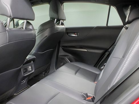 Used 2021 Toyota Venza XLE image 11