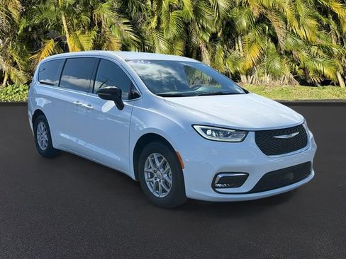 Used 2025 Chrysler Pacifica Select FWD image 2