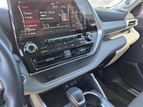 Used 2021 Toyota Highlander Platinum AWD/4WD image 11