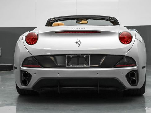 Used 2011 Ferrari California image 18