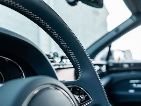 Certified 2023 Bentley Bentayga Extended Wheelbase AWD/4WD image 32