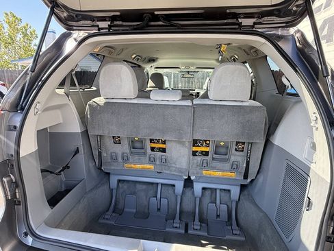Used 2012 Toyota Sienna LE w/ Towing Pkg FWD image 11