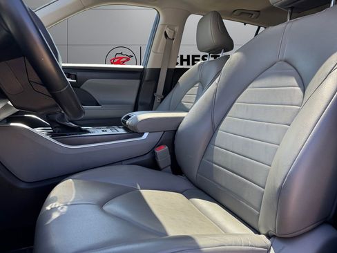 Used 2022 Toyota Highlander XLE AWD/4WD image 10