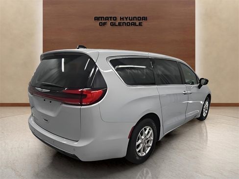 Used 2024 Chrysler Pacifica Touring-L image 6