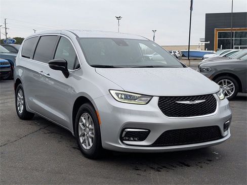 New 2026 Chrysler Pacifica Select image 2