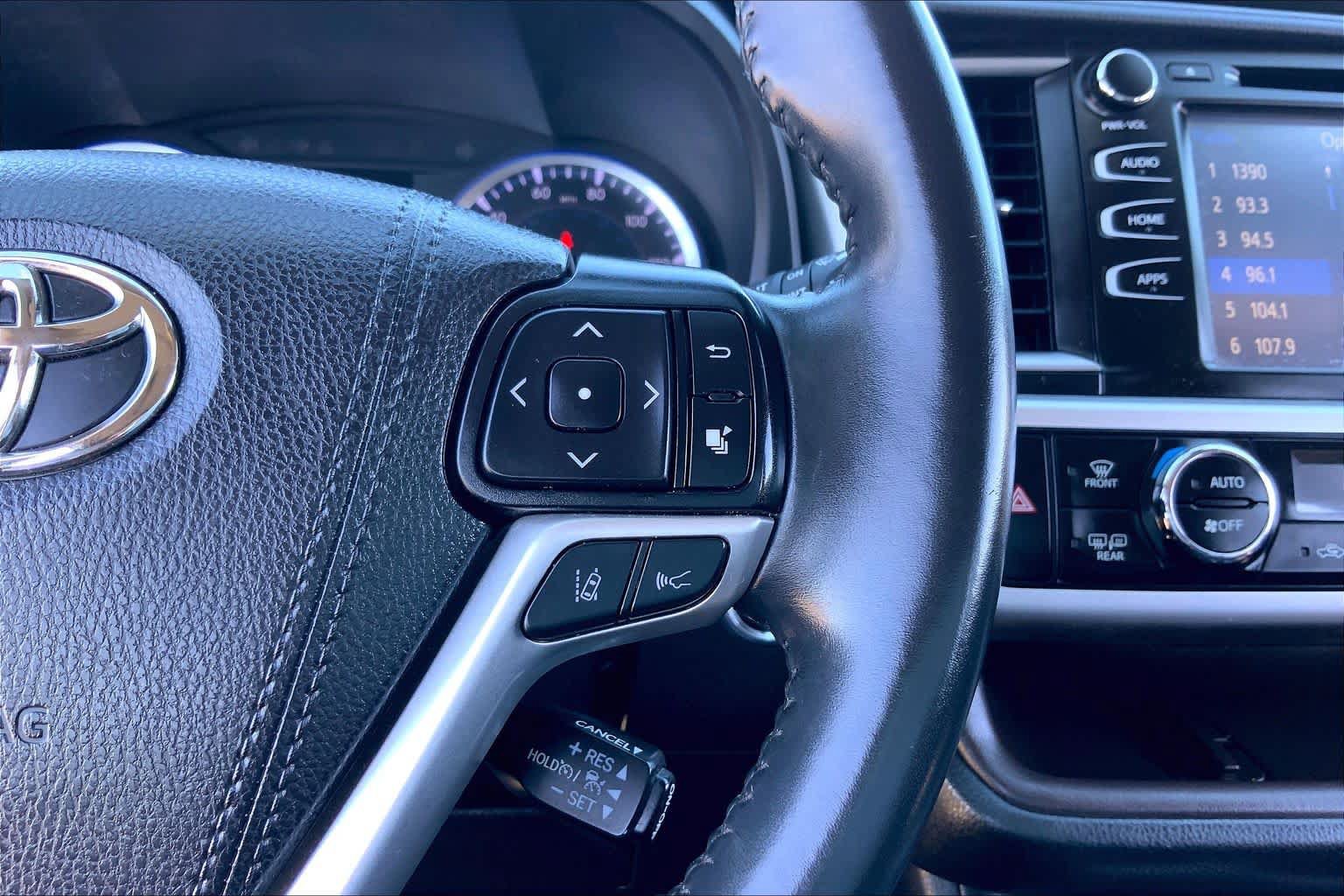 Used 2019 Toyota Highlander XLE FWD image 24