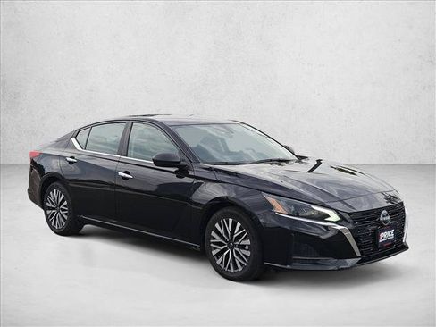 Used 2024 Nissan Altima 2.5 SV FWD image 3