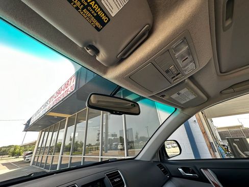Used 2012 Toyota Highlander Limited w/ Tow Pkg FWD image 29