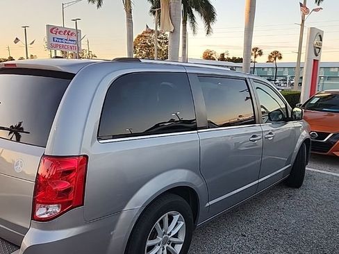 Used 2019 Dodge Grand Caravan SXT image 2