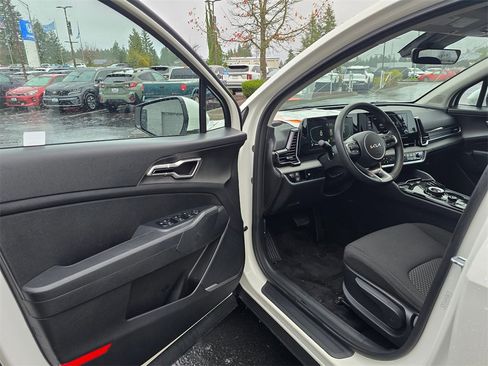 Used 2023 Kia Sportage LX image 7