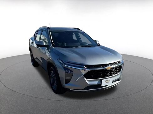 Used 2025 Chevrolet Trax LT w/ LT Convenience Package image 3