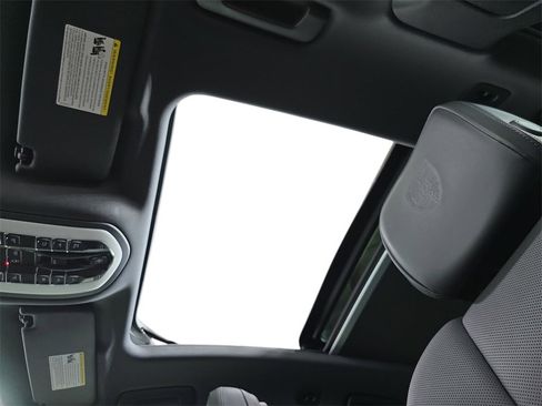 Used 2025 Porsche Macan image 28