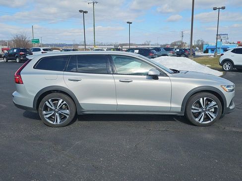 Used 2025 Volvo V60 B5 Cross Country Plus image 22