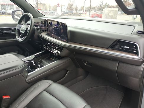 Used 2025 Chevrolet Suburban Z71 image 33