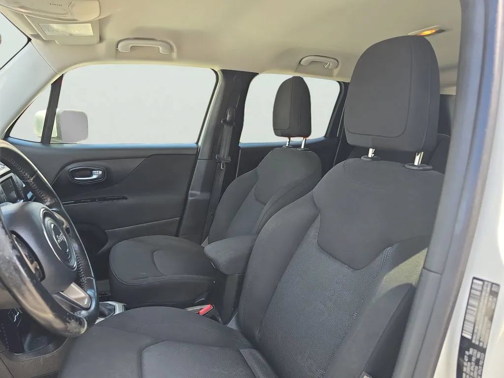 Used 2016 Jeep Renegade Latitude FWD image 9
