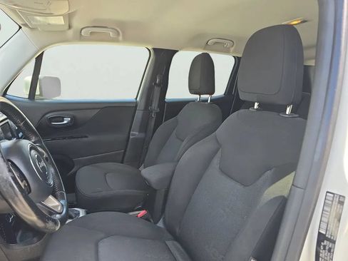 Used 2016 Jeep Renegade Latitude FWD image 9