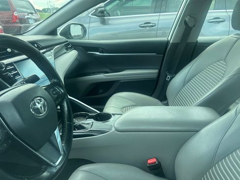 Used 2020 Toyota Camry SE w/ Convenience Package FWD image 6
