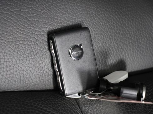 Certified 2025 Volvo V60 B5 Cross Country Plus image 33