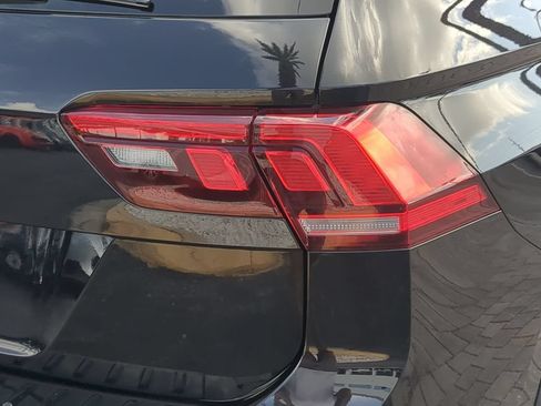 Certified 2022 Volkswagen Tiguan SE R-Line FWD image 9