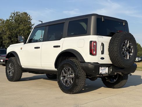 New 2025 Ford Bronco Badlands image 6