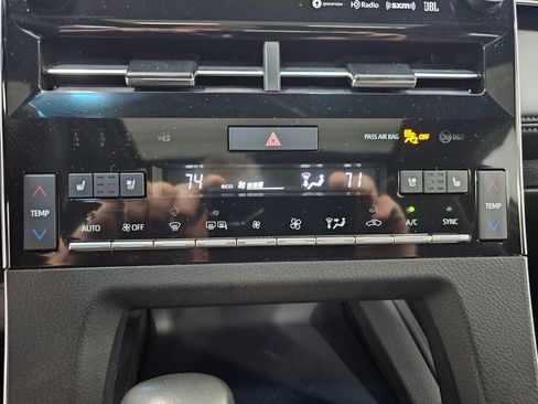 Used 2022 Toyota Avalon Limited image 15