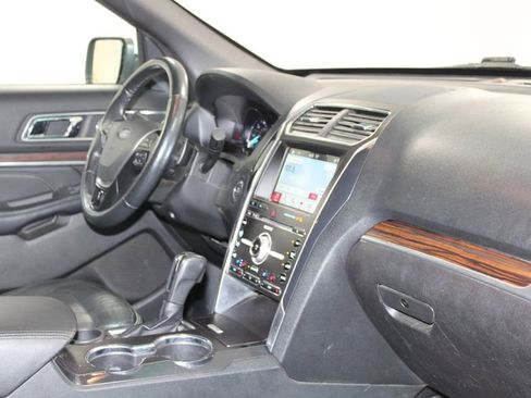 Used 2017 Ford Explorer Limited image 31