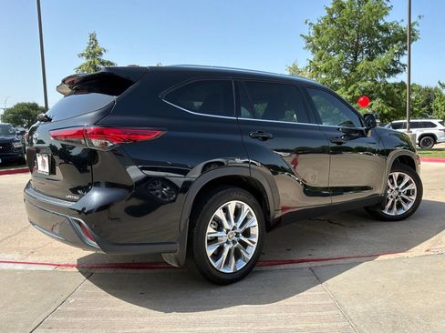Used 2023 Toyota Highlander Limited FWD image 6