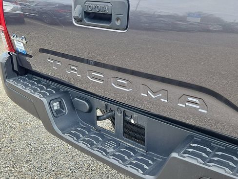 Used 2022 Toyota Tacoma SR AWD/4WD image 12