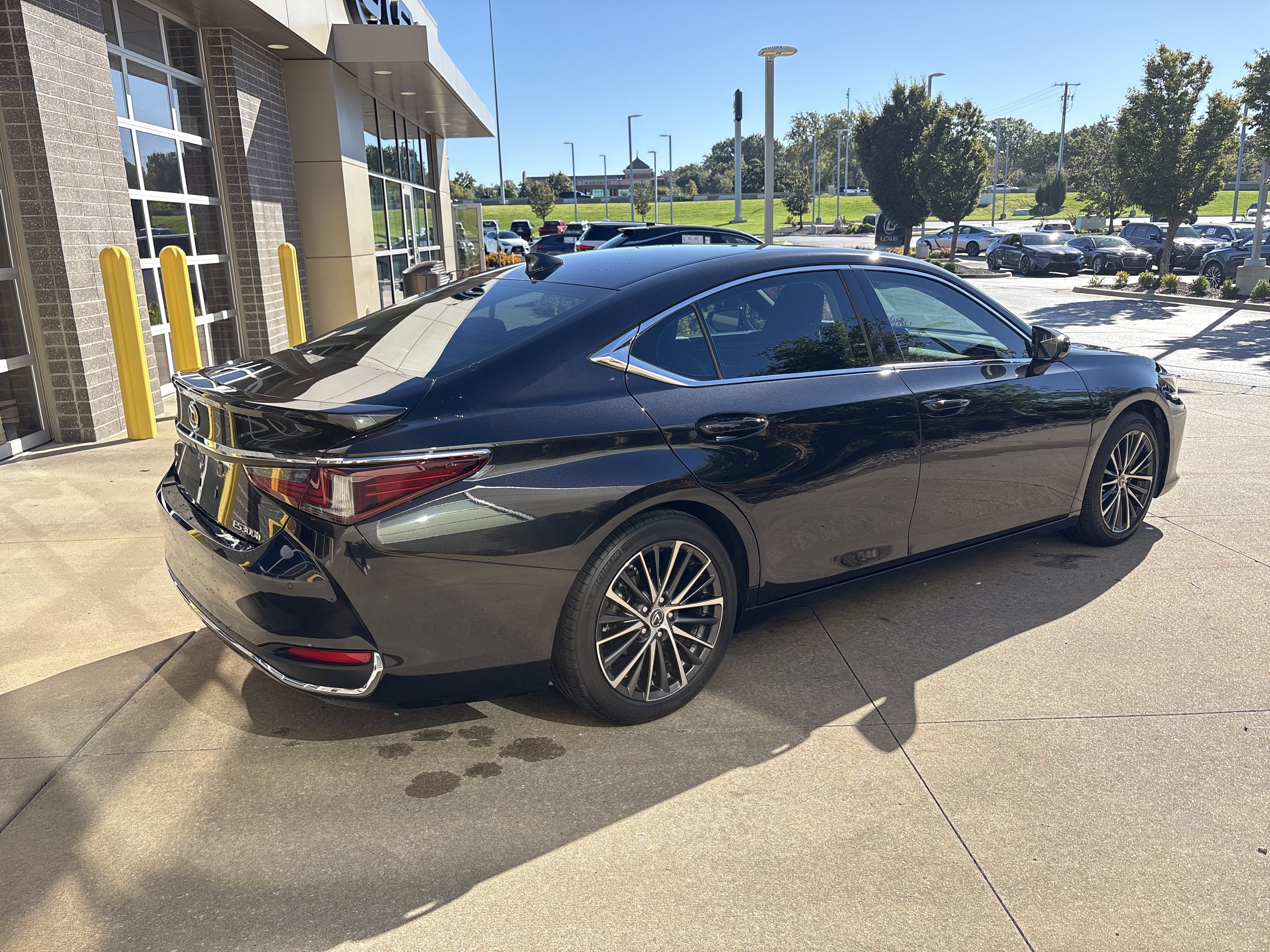 Used 2025 Lexus ES 300h w/ Premium Package FWD image 7