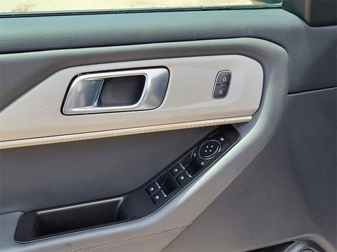 Used 2025 Ford Explorer Active image 13